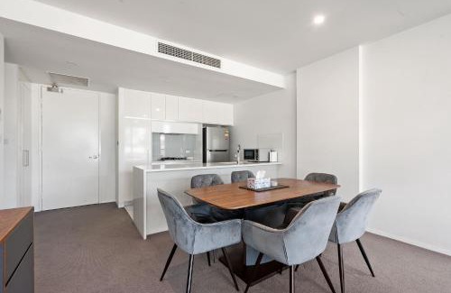 Kingston Apartamento | Spacious Lakefront Apartment with Pool Access