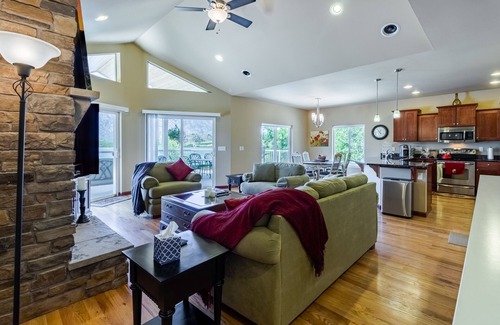 Manson Casa | Amplia casa frente al lago w / área rampa del barco, a pocos minutos de la ciudad!