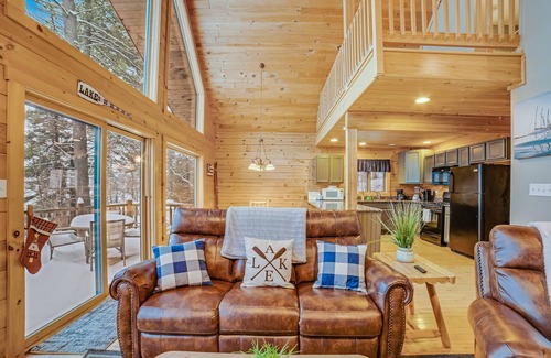 Schroon Lake Casa | ¡NUEVO LISTADO! Amplio chalet con mucho espacio, playa compartida y muelle