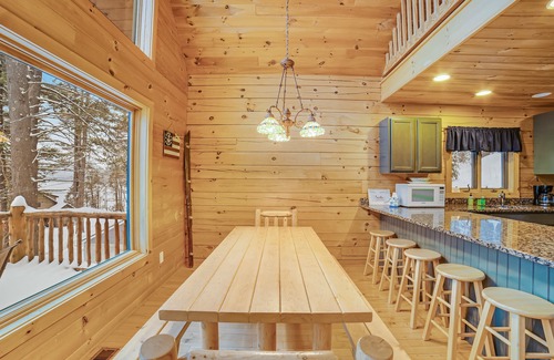 Schroon Lake Casa | ¡NUEVO LISTADO! Amplio chalet con mucho espacio, playa compartida y muelle