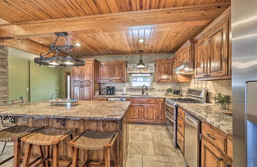 Hoyt Cabina | Spacious Lakeside Getaway w/ Fire Pit