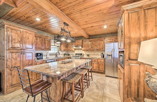 Hoyt Cabina | Spacious Lakeside Getaway w/ Fire Pit