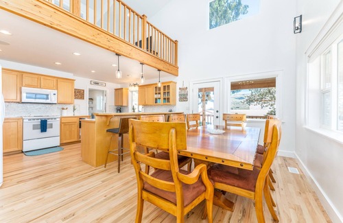 Chelan Casa | Spacious Lakeside Home: Walk to Beach, Wineries, and Downtown! Ample Parking!