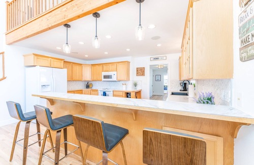 Chelan Casa | Spacious Lakeside Home: Walk to Beach, Wineries, and Downtown! Ample Parking!