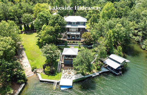 The Woods of Longleaf Casa | Spacious Lakeside Retreat - Sleeps 16, Quiet Slough, Great Entertaining Areas!