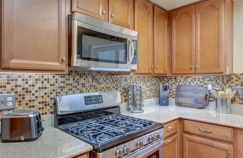 North Las Vegas Casa | Spacious, Large Pool, Hot Tub, Oasis -close to SPEEDWAY, STRIP, AIRPORT