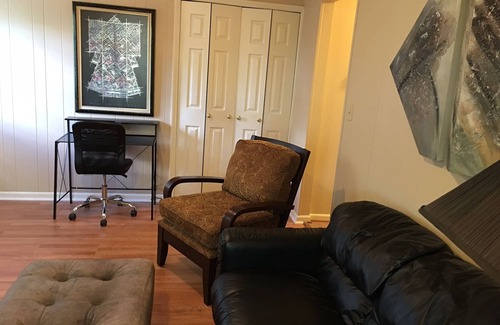 Middletown Casa | EZ Living con 3 recámaras, 2000 pies cuadrados, patio privado y ubicación