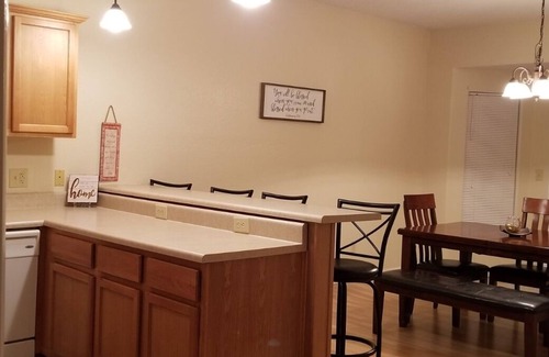 St. Robert Condominio | Spacious living space close to shops and eateries