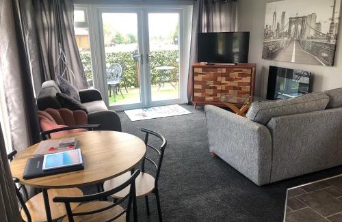 Sturton By Stow Casa | Spacious Lodge With Hot Tub