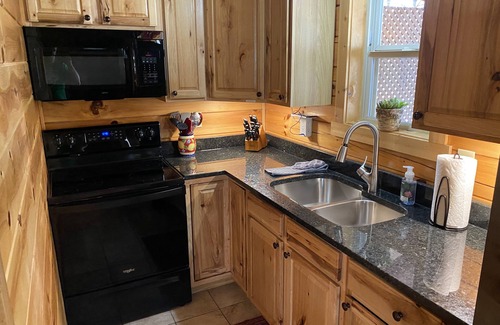 New Plymouth Cabina | Cardenal cabina bien amueblada ubicada en The Hocking Hills