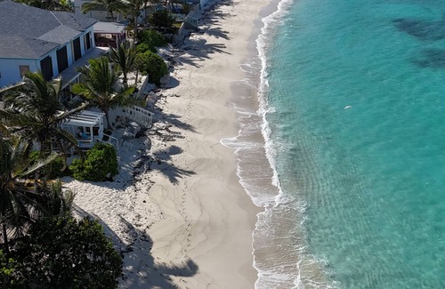 Rokers Point Apartamento | Spacious Luxury Beachfront Suite