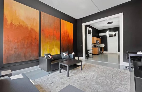 Wilmington Apartamento | Spacious Luxury Black Downtown Apartment - Minutes from WEC!