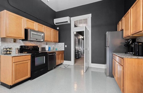 Wilmington Apartamento | Spacious Luxury Black Downtown Apartment - Minutes from WEC!