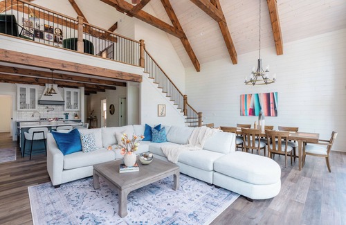 West Union Casa | Spacious Luxury Lakefront Home w/ Hottub, Outdoor Sauna, & Gym Near Clemson