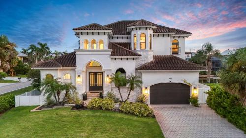 Connors Casa | Spacious Luxury Waterfront Retreat with Pool & Spa