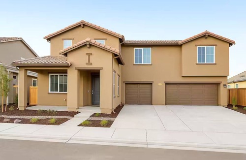 Peters Casa | Spacious Master Suite with Private Bath in Manteca