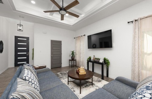 Edinburg Casa | Spacious Modern 3 Bd 2Ba House with Garage and Parking