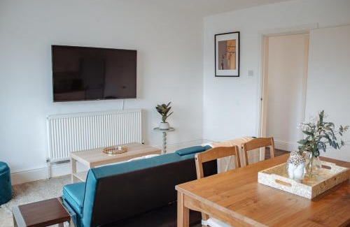 Leeds Apartamento | Spacious & Modern 8-Bed Home - Sleeps 13 - Parking