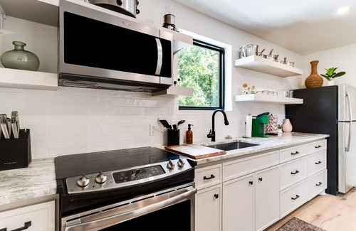 New Iberia Cabina | Spacious & Modern A-Frame w/ Hot Tub & Fire Pit near Rip Van Winkle Gardens