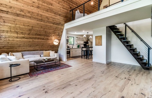 New Iberia Cabina | Spacious & Modern A-Frame w/ Hot Tub & Fire Pit near Rip Van Winkle Gardens