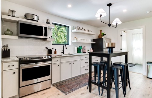 New Iberia Cabina | Spacious & Modern A-Frame w/ Hot Tub & Fire Pit near Rip Van Winkle Gardens