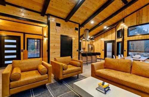 Broken Bow Casa | Spacious Modern Cabin with Basketball Court and Sauna in Broken Bow, Oklahoma