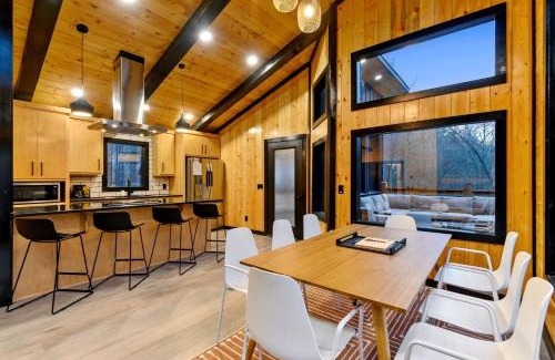 Broken Bow Casa | Spacious Modern Cabin with Basketball Court and Sauna in Broken Bow, Oklahoma