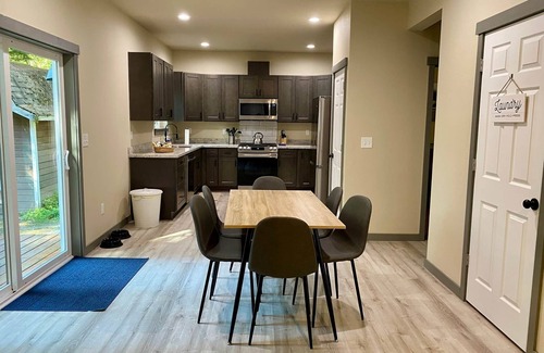 Paradise Estates Casa | Spacious Modern Cabin! 5mi to Park w/ Hot Tub & Wifi