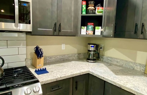 Paradise Estates Casa | Spacious Modern Cabin! 5mi to Park w/ Hot Tub & Wifi