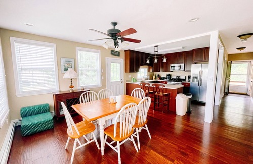 Otis Casa | Espaciosa casa moderna en prístina Beech Hill Pond!