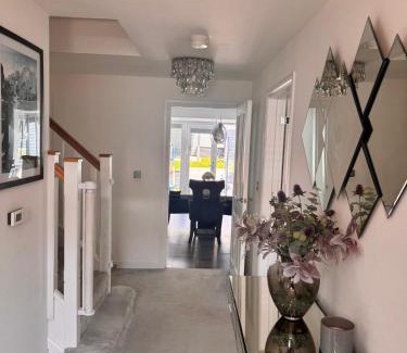 Ebbsfleet Valley Casa | Spacious Modern Retreat - 4 Bedrooms, Private Garden & Free Parking