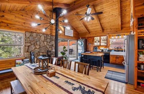Running Springs Cabina | Spacious, Modern Mountain Cabin with Hot Tub