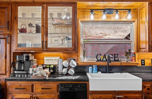 Running Springs Cabina | Spacious, Modern Mountain Cabin with Hot Tub