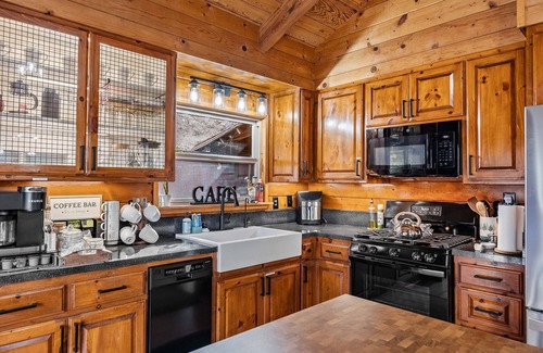 Running Springs Cabina | Spacious, Modern Mountain Cabin with Hot Tub