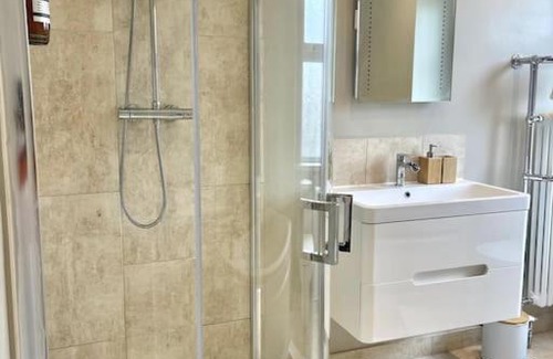 Wainscot Apartamento | Spacious Modern Victorian House in Rochester