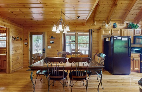 Necowa Cove Cabina | Amplia casa de montaña con bañera de hidromasaje privada, sala de juegos y áreas de estar al aire libre