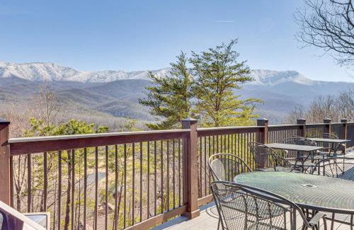 Gatlinburg - Pigeon Forge Casa | Spacious Mountain-View Home 13 Mi to GSMNP!