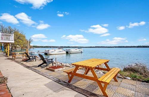 Mayfield Casa | Spacious Multi-Unit Retreat with Lakefront Views