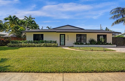 Tropic Palms Casa | Spacious New 4BR Mins to Beach