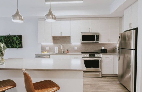 Town Center Apartamento | Apartamento de lujo espacioso, nuevo y amueblado, a poca distancia de Merriweather Post