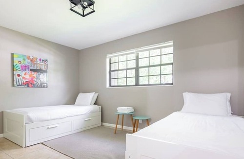 Cooper City Casa | Stunning Pool and Big Backyard Modern Getaway! Miami, Hard Rock, and Beach!