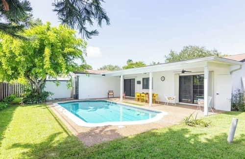Cooper City Casa | Stunning Pool and Big Backyard Modern Getaway! Miami, Hard Rock, and Beach!