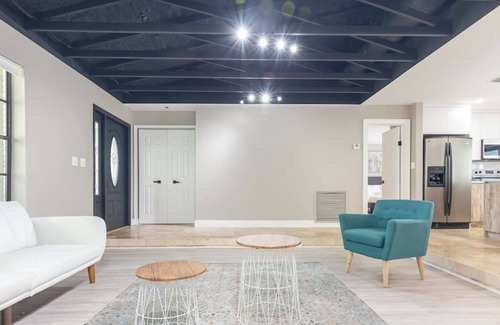Cooper City Casa | Stunning Pool and Big Backyard Modern Getaway! Miami, Hard Rock, and Beach!