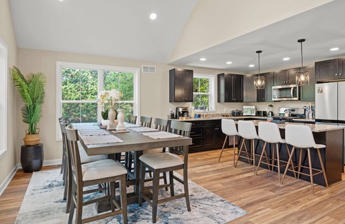 Albrightsville Chalet De Esquí | Spacious New Pocono Chalet, Game Room, Fireplace, BBQ, Open Main Floor!