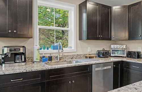 Albrightsville Chalet De Esquí | Spacious New Pocono Chalet, Game Room, Fireplace, BBQ, Open Main Floor!