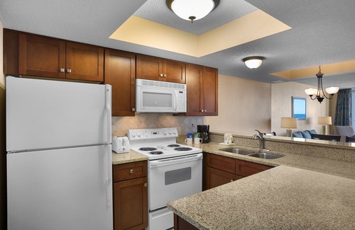 Arcadian Shores Complejo | Amplio condominio de 2 dormitorios con vista al mar + privilegios de alquiler oficiales en el lugar