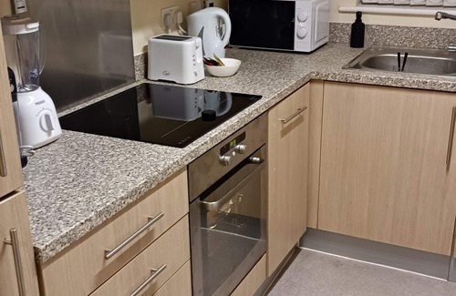 Cheltenham Apartamento | Spacious One Bedroom Flat with Free Allocated Parking