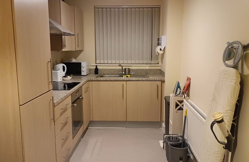 Cheltenham Apartamento | Spacious One Bedroom Flat with Free Allocated Parking