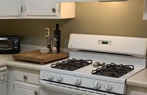 Knoxville Condominio | Spacious one level condo in exclusive neighborhood.