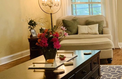 Knoxville Condominio | Spacious one level condo in exclusive neighborhood.